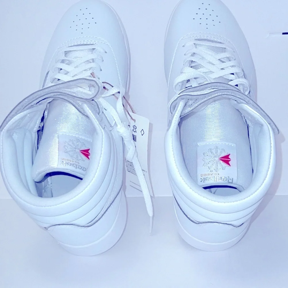 Reebok size 6 fits women’s size 7.5